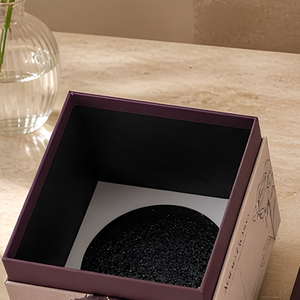 Coffret Cadeau Parfum Prune Profonde, Emballage Rigide de Luxe en Papier avec Logo Doré et Fenêtre Ronde - Product Image 5