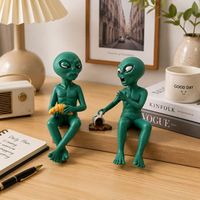 Nouveauté : Ensemble de figurines d'extraterrestres assis en résine, style européen amusant, avec croissant et café déversé, pour bureau, table et décoration intérieure