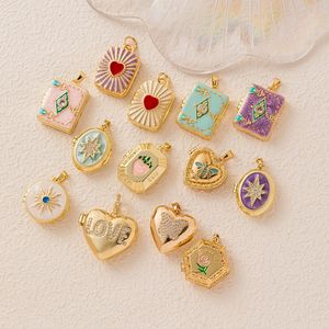Boutique de luxe en zircon |   Pendentif Pavé CZ en laiton plaqué or 18 carats |   Pendentifs en forme de fer à cheval, de ballon de football, de cœur de botte, de wishbone et de champignon - Product Image 6