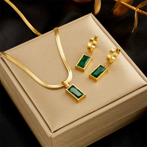 Conjunto de Joyería de Moda: Pendientes Huggie Geométricos de Acero Inoxidable Dorado con Esmeralda y Circonita Verde, y Collar de Cadena de Hueso de Serpiente Cuadrado - Product Image 1