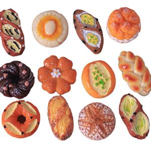 CHENXI Nuevos Productos, Adornos Planos de 2cm con Forma de Pan, Adornos de Resina 3D de Comida de Dibujos Animados, Accesorios para Carcasas de Teléfono DIY - Product Image 1