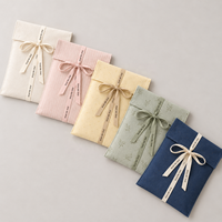 Sac enveloppe en toile de coton marron personnalisé avec logo OEM ODM, fabriqué directement en usine, avec un nœud en ruban de satin bleu clair pour le rangement des vêtements