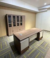 Escritorio Ejecutivo Modular de Lujo para CEO, Superficie con Acabado de Madera, Base con Panel Texturizado Acanalado, Resistente al Agua