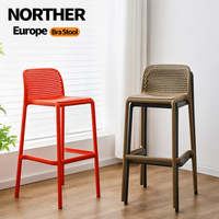Tabouret haut moderne et minimaliste en plastique, chaise de bar pour la maison, sensation de luxe léger, confortable pour une longue assise, avec dossier pour îlot de cuisine ou caisse.