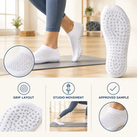 Chaussettes de yoga en maille blanches respirantes avec semelle en silicone, ajustement flexible pour studio, couverture directionnelle, construction à bout plat