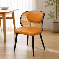 Chaise de salle à manger en forme de C avec dossier en rotin tressé et coussin lombaire sur structure en bois naturel