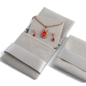 Petit sac à bijoux en microfibre personnalisé avec logo, pochette en velours à rabat pour boucles d'oreilles, colliers, bracelets et bagues - Product Image 1