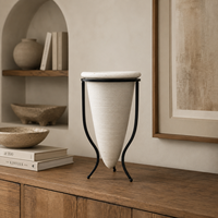 Vase en céramique moderne avec support en fer noir, vase décoratif sculptural de forme conique blanche pour la décoration de table console