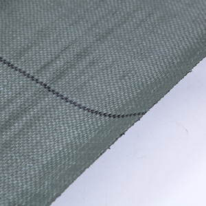 Toile de paillage noire et grise anti-UV tissée pour l'agriculture et l'aménagement paysager - Product Image 3