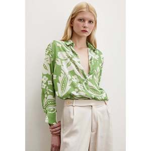 Chemise en satin vert à fleurs pour femmes, boutonnée, décontractée, pour tous les jours - Product Image 2