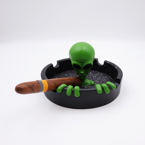 All'ingrosso accessori per fumatori interessanti per la decorazione della barra di casa portacenere logo personalizzato con posacenere alieno in resina unica - Product Image 6