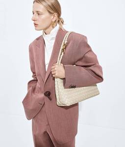 Sac à main Bottega Andiamo en cuir Intrecciato souple avec détail de nœud signature et bandoulière coulissante Veneta - Product Image 1