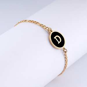 Pulsera de Acero Inoxidable con Letras para Mujer, Venta al Por Mayor |   Pulsera con Dije Inicial de 26 Letras del Alfabeto en Concha Natural y Oro PVD de 18K - Product Image 2