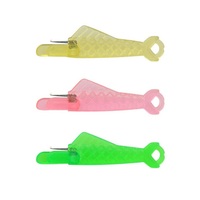 Enfile-aiguille de machine à coudre en plastique, nouveau modèle simple, en forme de poisson, vente en gros