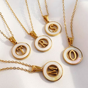 Micci Groothandel A-Z Eerste Ketting 18K Vergulde Roestvrijstalen Ketting Holle Ronde Vorm Natuurlijke Shell Letter Ketting - Product Image 1