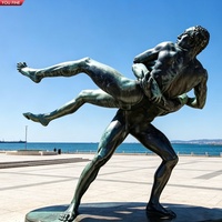 Sculpture YOUFINE en bronze coulé de deux lutteurs, statue réaliste de groupe humain nu musclé pour aménagement paysager de place en bord de mer