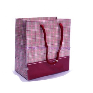 Bolsas de regalo plegables de lavanda romántica púrpura con opción de marco de foto de revestimiento UV decoración de Lazo de cinta de seda púrpura - Product Image 4