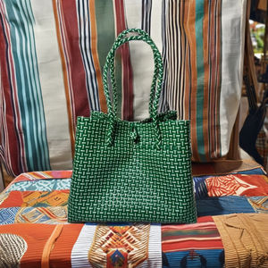 Sacs à main Sembagi, vintage, écologiques, tissés à la main, sac pour femmes, Indonésie, sac fourre-tout original, taille adulte, vert, plastique recyclé - Product Image 6