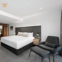 Ensemble de meubles de chambre d'hôtel haut de gamme, lit king size avec tête de lit rembourrée en tissu, suite complète