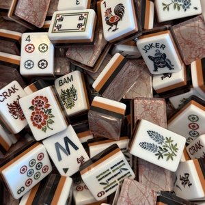 Venta al por Mayor de Fichas de Mahjong con Diseño de Mármol Rojo, Ilustraciones de Flores y Aves, Entretenimiento Familiar, Fichas de Mahjong de Alta Calidad - Product Image 1