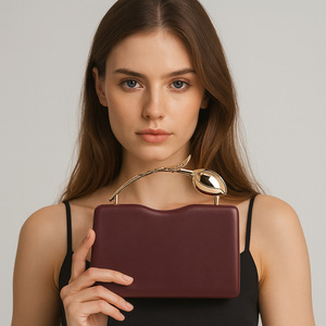 Nouvelle arrivée : Pochette de soirée en cuir PU tendance avec chaînes, coque rigide et bandoulière chaîne - Product Image 1