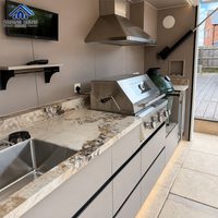 Station de cuisine extérieure moderne en acier inoxydable avec toit relevable, barbecue intégré, évier et réfrigérateur à boissons pour jardin et patio