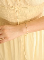 Bijoux faits main délicats, style bohème, bracelet en acier inoxydable plaqué or 18 carats avec chaîne à maillons et perles en verre blanc pour femmes et filles