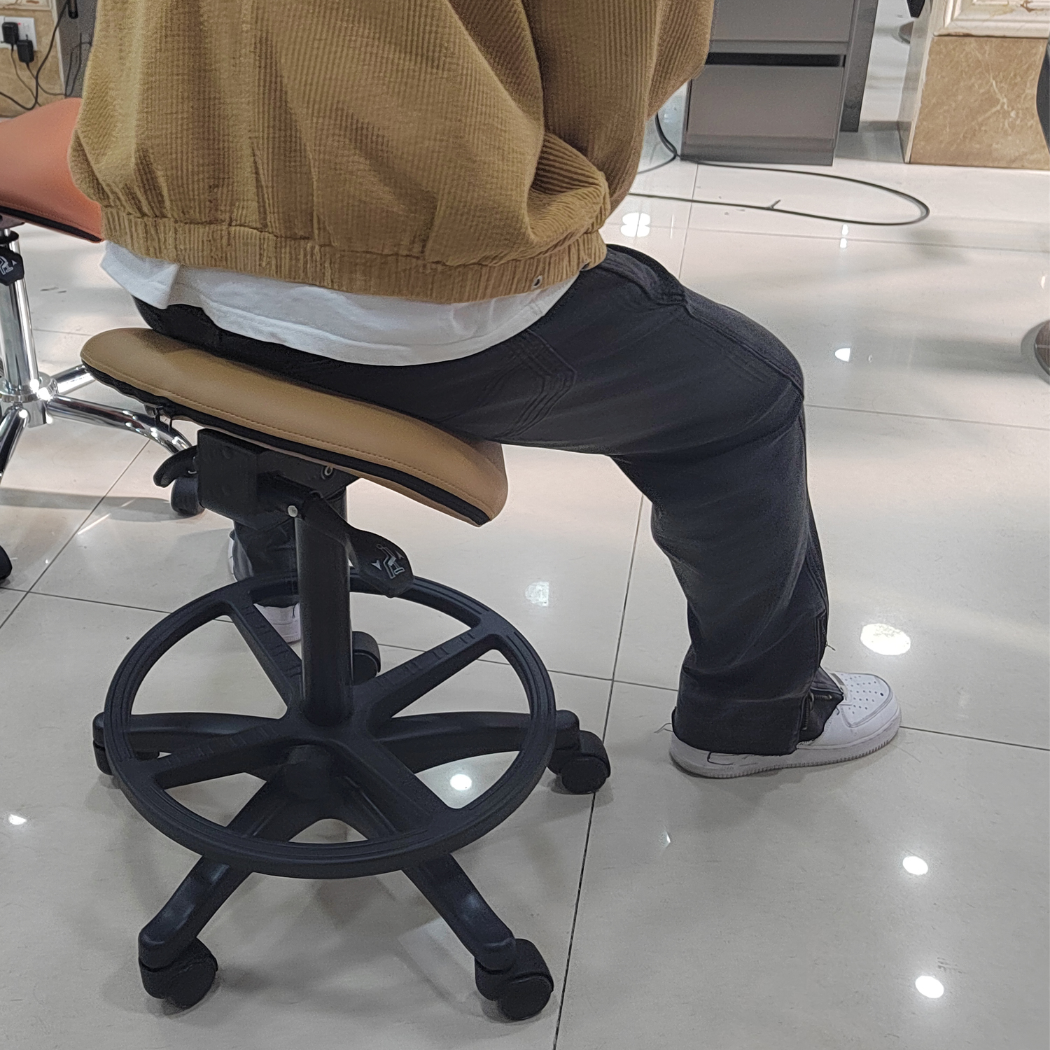 Поставка с завода в евростиле, регулируемое сидячее кресло BIFMA REACH, стул для тату-комнаты