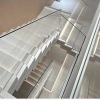 Escalier flottant droit Anewson pour greniers, avec cadre métallique moderne et gain de place, idéal pour les intérieurs.