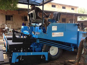 Maquinaria de construcción Acabado de asfalto para construcción de carreteras Motor incorporado Sistema de control de regla automática 1 año de garantía - Product Image 3