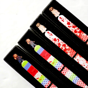 Pinza de Extensión de Pestañas Curva con Diseño de Muñeca de Halloween, Recubrimiento de Papel de Halloween de 90 Grados, Estilo Nuevo, Instrumento de Belleza - Product Image 1