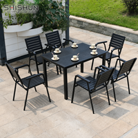 Ensemble de table et chaises de salle à manger en plastique-bois pour l'extérieur - Cadre métallique durable résistant aux intempéries pour villa, cour et usage de loisirs