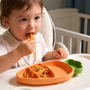 Assiette à ventouse en silicone écologique en forme de carotte, certifiée EN71 CE CPSIA, de qualité alimentaire, pour repas des tout-petits et des enfants - Product Image 1
