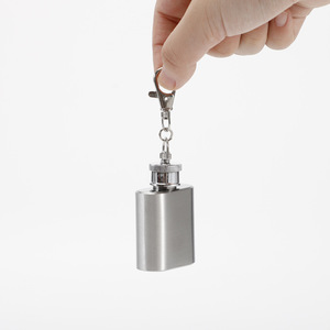 Bán buôn xách tay 1oz <span class=keywords><strong>Mini</strong></span> <span class=keywords><strong>Hip</strong></span> <span class=keywords><strong>Flask</strong></span> thép không gỉ móc chìa khóa <span class=keywords><strong>Hip</strong></span> <span class=keywords><strong>Flask</strong></span> cho đi du lịch và cắm trại - Product Image 4