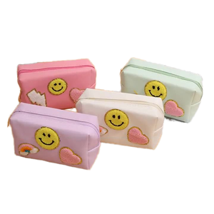 Bolsa de Maquillaje Impermeable de Cuero PU a la Moda con Cierre de Cremallera con Letras de Chenilla para Uso Diario y Almacenamiento de Cosméticos - Product Image 2