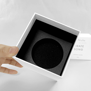 Tapa blanca de lujo personalizada y caja base logotipo en relieve con textura regalo caja de embalaje de cartón para sudaderas con capucha perfume cosmético - Product Image 4
