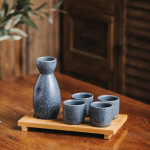 Ensemble de saké en céramique en gros, vaisselle en porcelaine avec plateau en bambou, pot à saké et 4 tasses de style japonais pour restaurant ou cadeau - Product Image 3