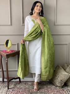 เสื้อผ้าสตรีสไตล์โมเดิร์น Radhe ผ้าฝ้ายสีขาวนวลแบบดั้งเดิม รีไซเคิล ปักลาย ระบายอากาศได้ดี ทรงตรง พร้อมผ้าคลุมไหล่ลายแจ็คการ์ด ขนาด 2.20 เมตร - Product Image 6