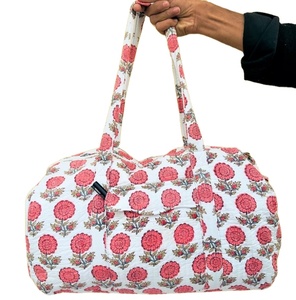Sac de voyage matelassé en coton à imprimé floral, sac de voyage pour la nuit fait à la main, sac de voyage réutilisable en tissu matelassé pour femmes, sac de plage pour la nuit - Product Image 1