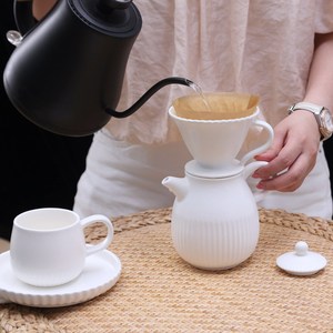 ชุดกาแฟและชาเซรามิก ดีไซน์มินิมอล สีดำและสีขาว พร้อมกาน้ำหยดและถ้วยพร้อมจานรองสำหรับชงกาแฟ - Product Image 3