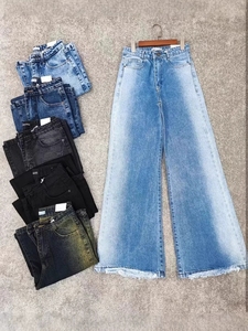 Calça <span class=keywords><strong>Jeans</strong></span> Feminina de Cintura Baixa com Lavagem Degradê, Corte Boot Cut, Bainha Desfiada e Fenda, com Bordado de Estampa de Leopardo, para Estilo High Street Y2K - Product Image 3