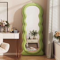 Grand miroir mural suspendu pleine longueur enveloppé de flanelle en forme de vague fourni par le fabricant Miroir de sol à cadre en bois