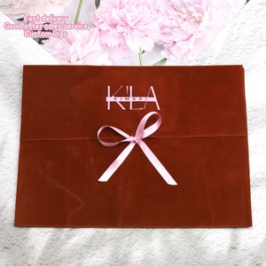 Ruban de luxe personnalisé logo imprimé Faux daim poussière T-Shirt pochette d'emballage de vêtements enveloppe de velours réutilisable sac à chaussures cadeau