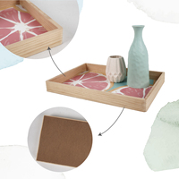 Plateau à fruits rectangulaire en bois naturel pour le petit-déjeuner en famille, sur la table basse ou sur les genoux sur le canapé