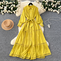 Robe longue élégante rose pour femme, style décontracté, avec empiècements en dentelle, col à revers, manches lanternes, ceinture et boutons, idéale pour le quotidien et les vacances