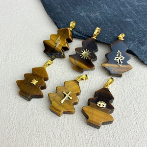 Nouveau Pendentif Charme Arbre de Noël Sculpté en Cristal Naturel Œil de Tigre Plaqué Or 18K, Créatif et Mignon, Cadeau Bijoux Tess Unisexe - Product Image 1