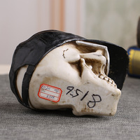 Ornement en résine tête de mort au design terrifiant avec lunettes et chapeau - 13x10x10cm pour aménagement paysager d'Halloween