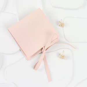 Pochette d'emballage à rabat MOJIU en microfibre de cuir suédé rose clair 8*8cm pour le rangement de bijoux, colliers, bagues, boucles d'oreilles, bracelets - Product Image 1