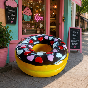 Grande sculpture en résine écologique en forme de beignet au chocolat, modèle peint à la main avec motif ange et décorations en forme de cœur, idéale pour les pâtisseries. - Product Image 1