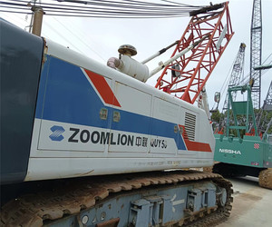 Grue sur chenilles Zoomlion QUY50 d'occasion, capacité 55 tonnes, marque chinoise, bon état, en stock, pompe de boîte de vitesses, vérin hydraulique Changjiang - Product Image 3